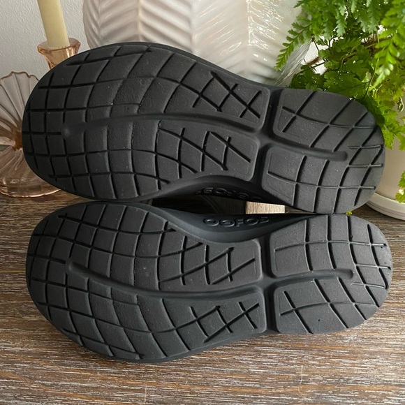 OOFOS OOmg eeZee Low Mesh Canvas Slip On Recovery Shoes Women’s 8.5 Black - Picture 9 of 9